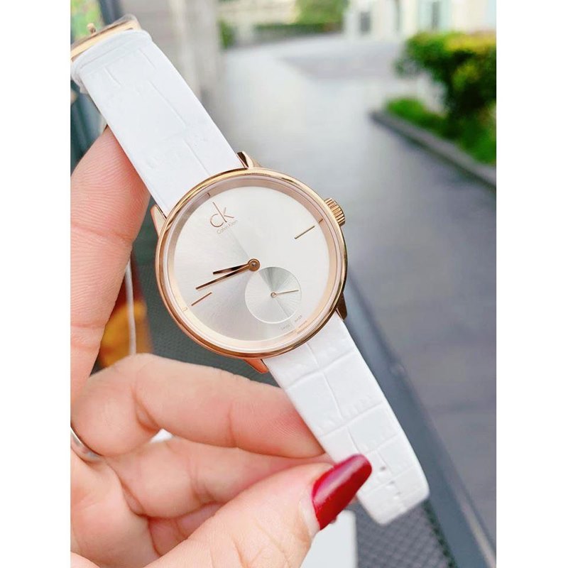 K2Y236K6 שעון אופנתי יוקרתי של קלווין קליין לנשים | דגם ברצועת עור לבנה כייס רוז גולד ושעון שניות בלוח | שנתיים אחריות | Calvin Klein Accent Silver Dial White Leather Ladies Watch K2Y236K6