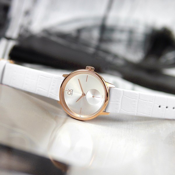 K2Y236K6 שעון אופנתי יוקרתי של קלווין קליין לנשים | דגם ברצועת עור לבנה כייס רוז גולד ושעון שניות בלוח | שנתיים אחריות | Calvin Klein Accent Silver Dial White Leather Ladies Watch K2Y236K6