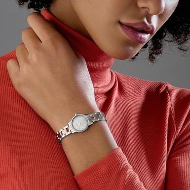 R22892942 ראדו רוז גולד מסדרת קופל לאישה | דגם טוטון קרמיקה רוז בלוח לבן פנינה משובץ בבאזל 62 יהלומים | שנתיים אחריות | Rado Coupole Classic White Mother of Pearl Diamond Dial Ladies Watch R22890952