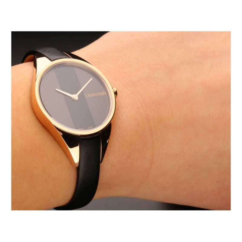 K8P236C1 שעון יד קלווין קליין דגם אופנתי לנשים ברצועת עור שחורה משולבת זהב רוז | שנתיים אחריות | Calvin Klein Rebel Women Quartz K8P236C1 Watch