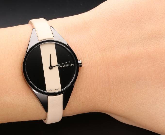 K8P237X1 שעון נשים של קלווין קליין ברצועת עור ורוד עדין משולב בלוח | שעוני אופנה מעוצבים | Calvin Klein Women';s K8P237X1 Rebel 29mm Cream Dial