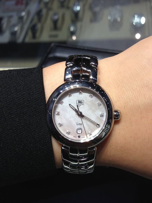 WAT1417-BA0954 שעון טאג הויאר לנשים מסדרת לינק היוקרתית | לוח לבן פנינה כולל 11 יהלומים | שנתיים אחריות | שעוני יוקרה לאישה | Tag Heuer Link collection Women';s Watch, Model Number WAT1417.BA0954