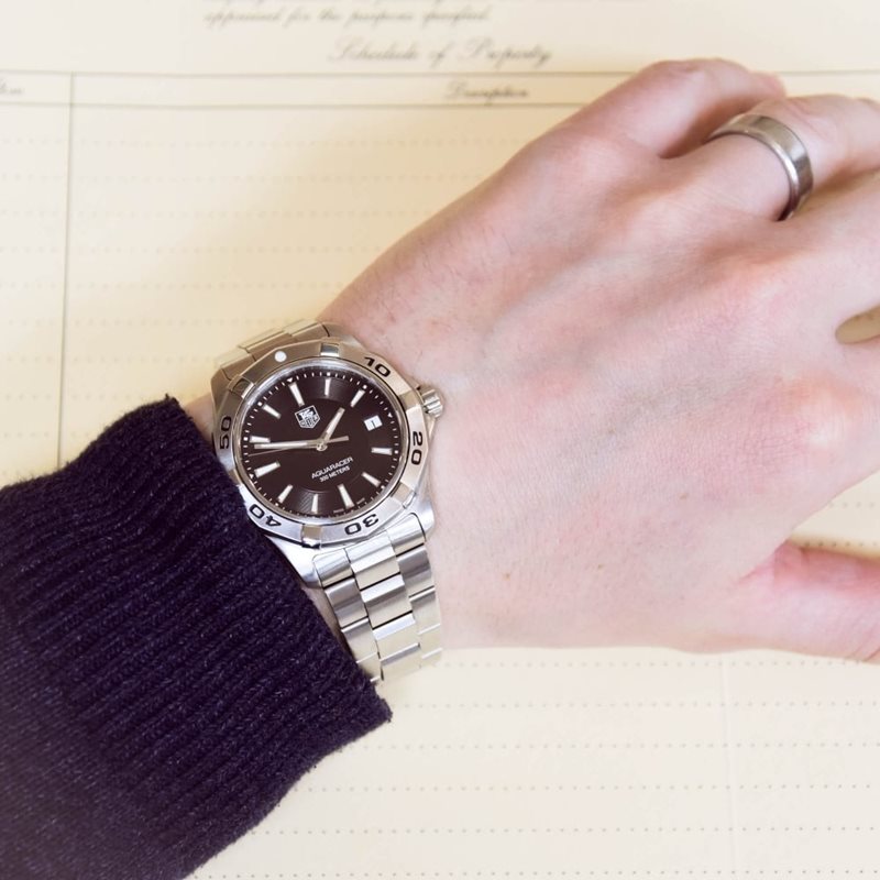 WAP1110-BA0831 שעון טאג הויאר לגברים | שעון 300 מטר בלוח שחור גלים מושלם | שעוני יוקרה שווצריים לגברים במבצע | שנתייים אחריות | Tag Heuer Aquaracer WAP1110.BA0831 Watch