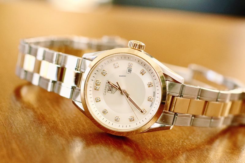 WV1450-BD0797 שעון טאג הויאר 18 קראט מסדרת קררה היוקרתית לנשים | דגם משובץ 13 יהלומים בלוח פנינה | שעוני יוקרה שווצרים לנשים | מלאי מוגבל | Tag Heuer WV1450.BD0797 Carrera Women';s 18kt yellow gold