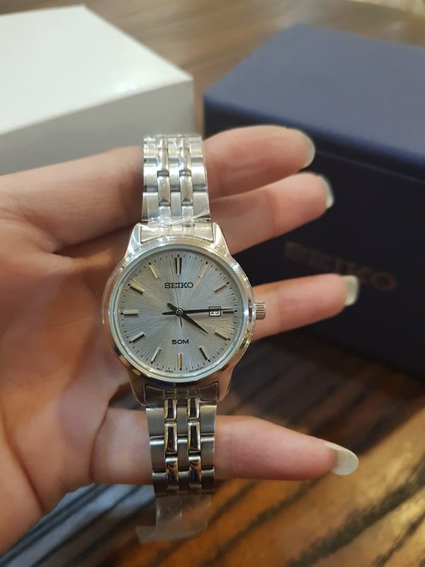 SUR667P1 שעון סייקו לאישה | שעון קלאסי ואלגנטי בלוח כסוף פסים | שנתיים אחריות | חנות שעוני אופנה לאישה | Seiko SUR667P1 Neo Classic Ladies Quartz Watch