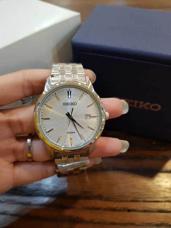 SUR257P1 סייקו שעון יד לגברים | דגם כסוף בלוח כסוף פסים מרשים | שעוני אופנה כולל שנתיים אחריות בראשון לציון | Seiko SUR257P1 Neo Classic Quartz Analog Stainless