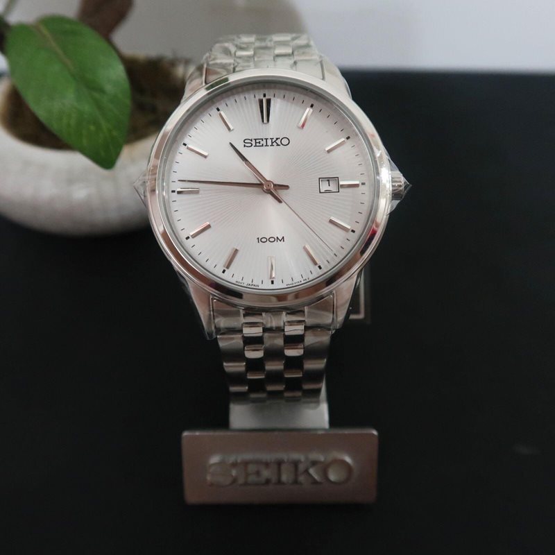 SUR257P1 סייקו שעון יד לגברים | דגם כסוף בלוח כסוף פסים מרשים | שעוני אופנה כולל שנתיים אחריות בראשון לציון | Seiko SUR257P1 Neo Classic Quartz Analog Stainless