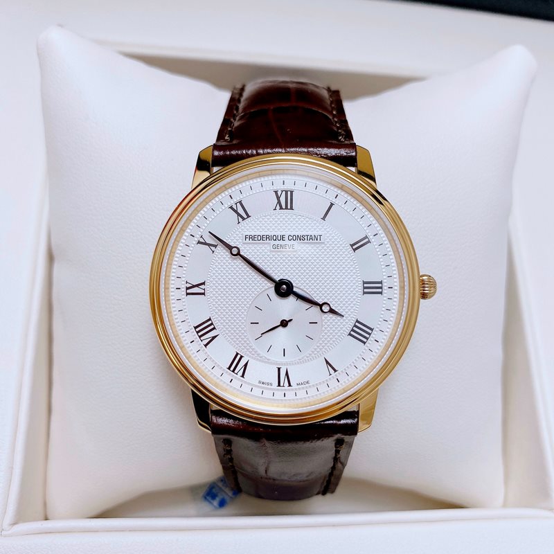 FC-235M4S5 פרדריק קונסטנט שעון יוקרה לגבר דגם מסדרת סלימליין דגם דק במיוחד ברצועת עור חומה | לוח לבן מיוחד רומיות | שעון שניון קטן בלוח | שנתיים אחריות Frederique Constant Slimline Quartz FC-235M4S5