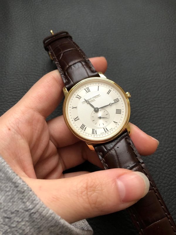 FC-235M4S5 פרדריק קונסטנט שעון יוקרה לגבר דגם מסדרת סלימליין דגם דק במיוחד ברצועת עור חומה | לוח לבן מיוחד רומיות | שעון שניון קטן בלוח | שנתיים אחריות Frederique Constant Slimline Quartz FC-235M4S5