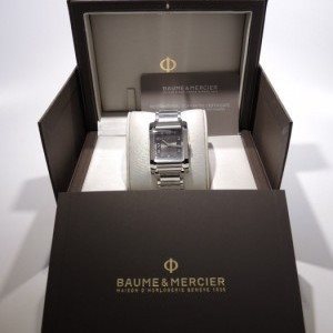 10021 באום מרסייה שעון יד יוניסקס מסדרת המפטון | שעון מלבני 27 מ';';מ בלוח כהה כולל תאריכון | מלאי מוגבל | שנתיים אחריות | Baume and Mercier Hampton Black Dial Stainless Steel Watch Model 10021