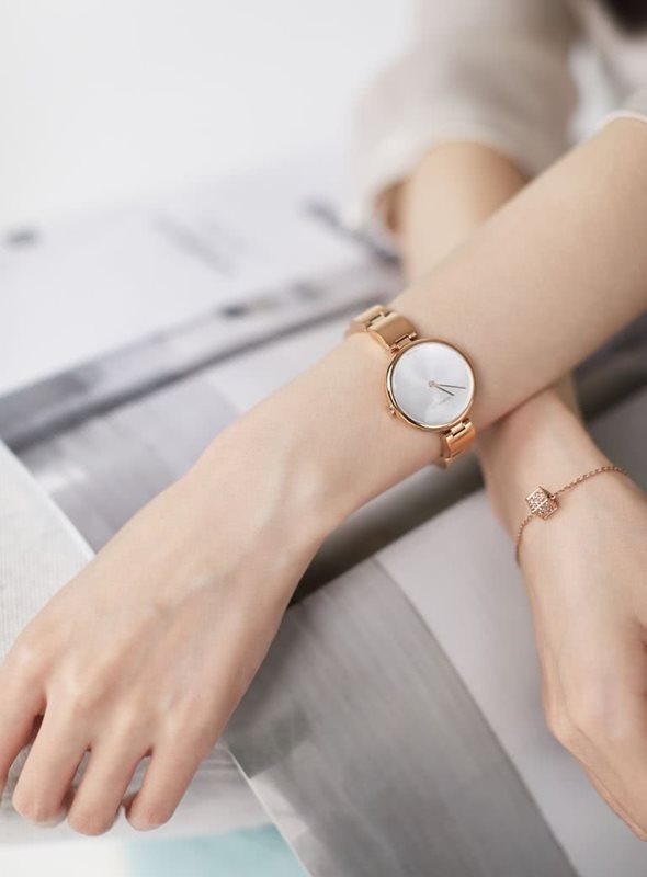 K9U23646 שעון קלווין קליין רוז גולד מהקולקצייה החדשה | שעון עדין אלגנטי בלוח כסוף | שנתיים אחריות | Calvin Klein Wavy Women Quartz K9U23646 Watch