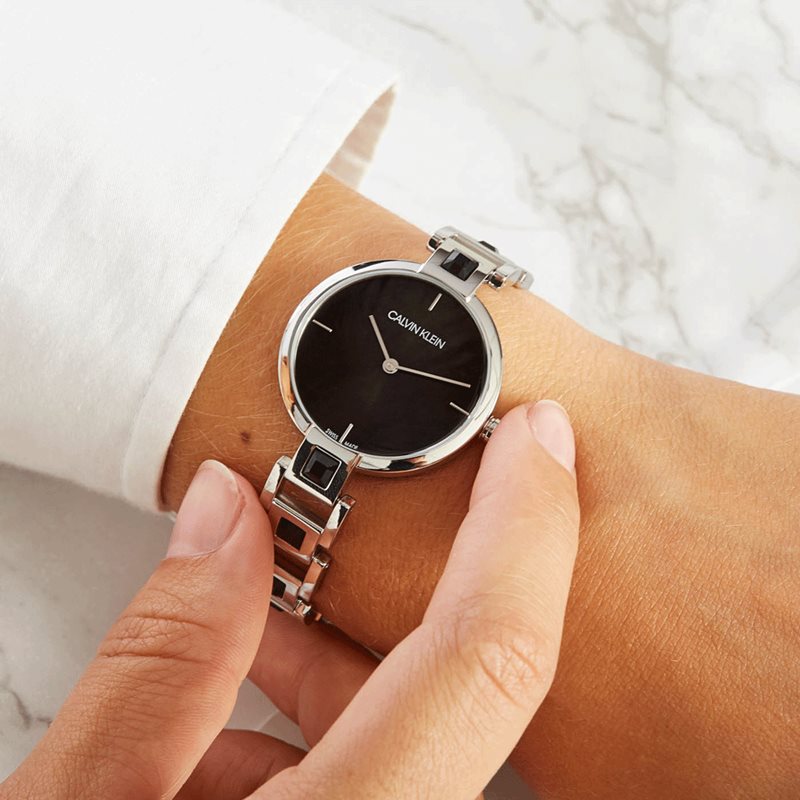 K9G23UB1 שעון קלווין קליין דגמים חדשים לנשים | דגם כסוף מעוצב בלוח שחור ואבנים שחורים ברצועה | שנתיים אחריות | Calvin Klein Mesmerise K9G23UB1 Wrist watch