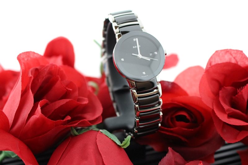 R-09353071 ראדו יד 2 שנייה שעון לנשים | ראדו מסדרת סנטריקס הקלאסית | דגם לאישה ברצועת קרמיקה ולוח שחור 4 יהלומים | חנות שעוני RADO בראשון לציון | RADO Centrix R30935712 Two-Tone Black/Silver WOM