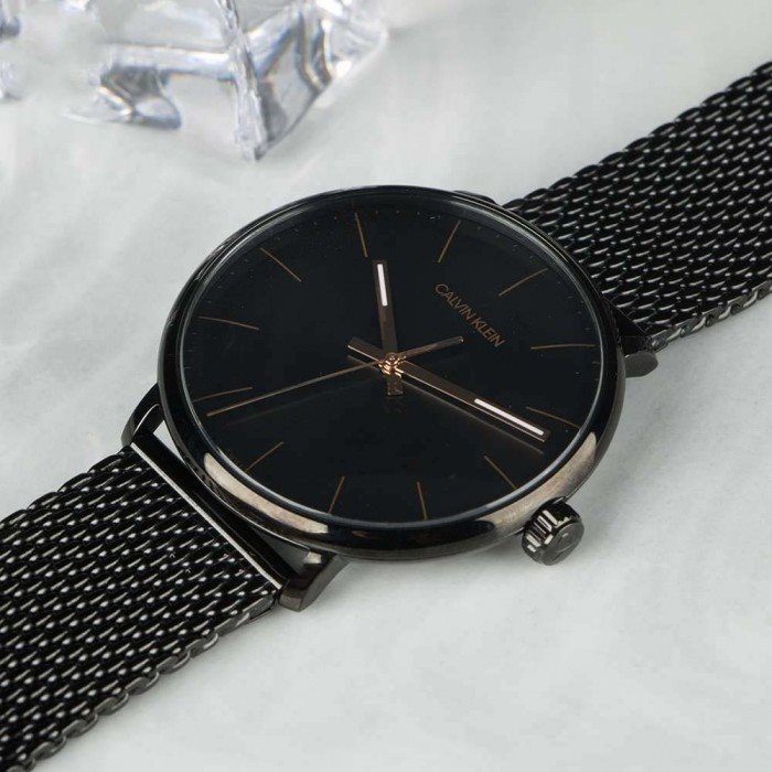 K8M21421 שעון קלווין קליין שחור אופנתי לגברים | דגם ברצועת רשת לוח שחור עם מחוגי זהב למראה יוקרתי | מלאי מוגבל | שנתיים אחריות | Calvin Klein Black PVD Mesh Bracelet Watch K8M21421