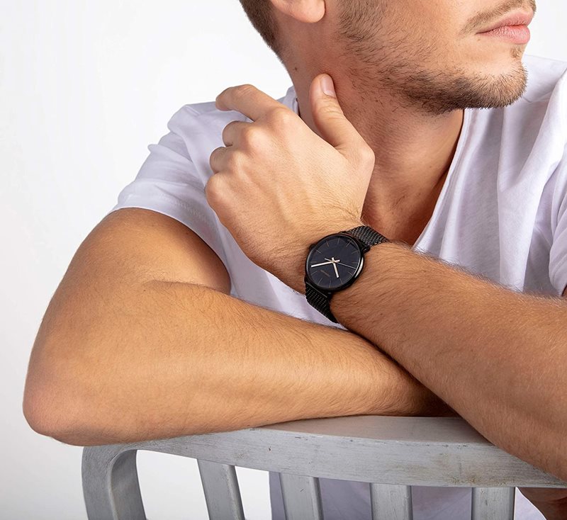 K8M21421 שעון קלווין קליין שחור אופנתי לגברים | דגם ברצועת רשת לוח שחור עם מחוגי זהב למראה יוקרתי | מלאי מוגבל | שנתיים אחריות | Calvin Klein Black PVD Mesh Bracelet Watch K8M21421