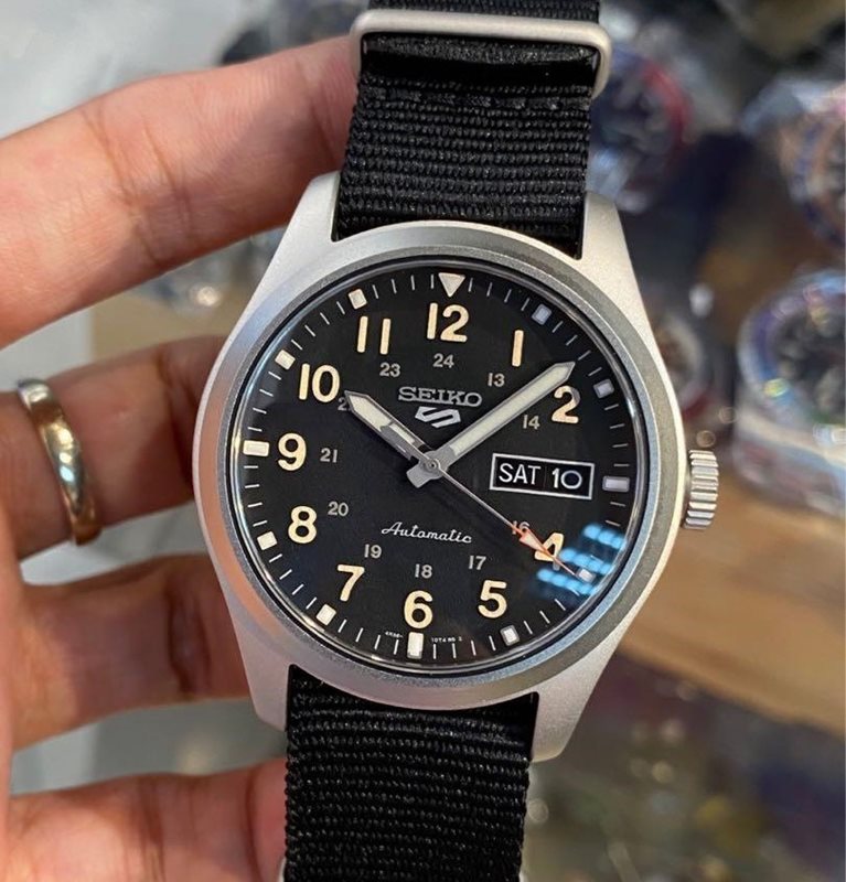 SRPG37 שעון סייקו 5 לגברים דגם חדש ברצועת ספורט שחורה | מנגנון אוטומטי | דגמים חדשים כולל שנתיים אחריות יבואן רישמי בישראל | Seiko 5 Sports Automatic Black Dial Silver-tone Steel Case SRPG37