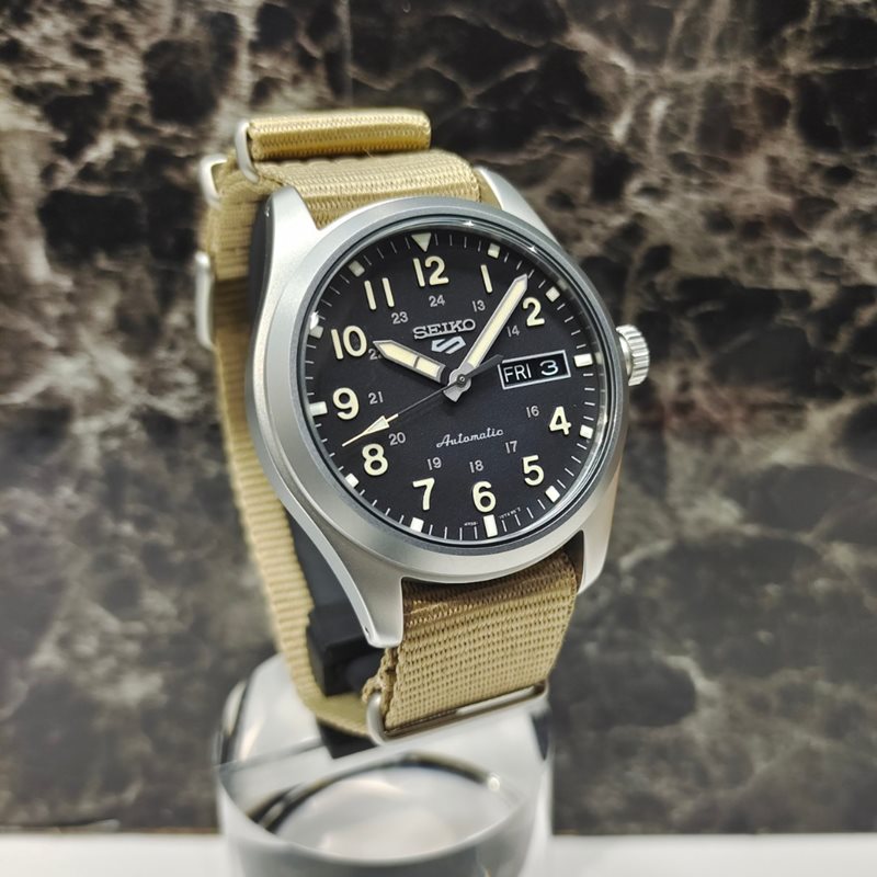 SRPG35 שעון סייקו 5 ברצועת ספורט | מנגנון אוטומטי רצועת בד איכותית | חנות שעוני סייקו בראשון לציון | Seiko 5 Sports 24-Jewel Automatic Watch with Black Dial SRPG35