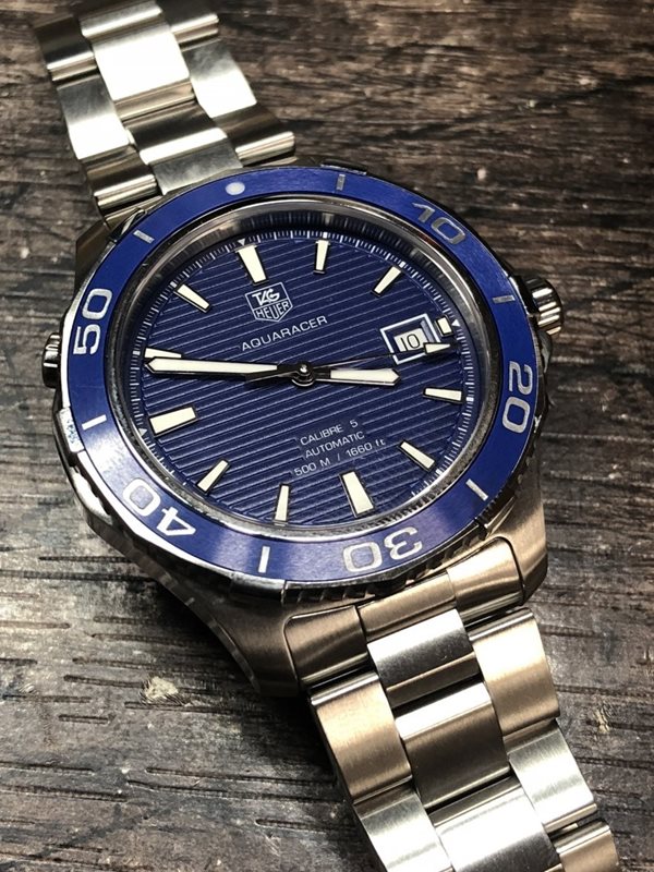 WAK2111.BA0830 שעון טאג הויאר לגברים | דגם מסדרת אקווה רייסר | לוח כחול פסים מושלם עם עמידות ל 500 מטר | קליבר 5 הידוע והמוצלח| מלאי מוגבל שנתיים אחריות | WAK2111.BA0830 TAG Heuer Aquaracer Cal 5 500