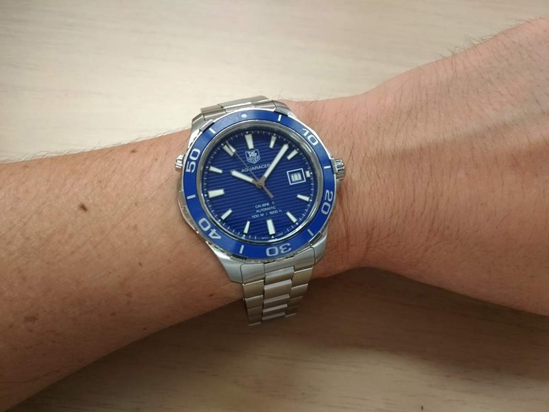 WAK2111.BA0830 שעון טאג הויאר לגברים | דגם מסדרת אקווה רייסר | לוח כחול פסים מושלם עם עמידות ל 500 מטר | קליבר 5 הידוע והמוצלח| מלאי מוגבל שנתיים אחריות | WAK2111.BA0830 TAG Heuer Aquaracer Cal 5 500