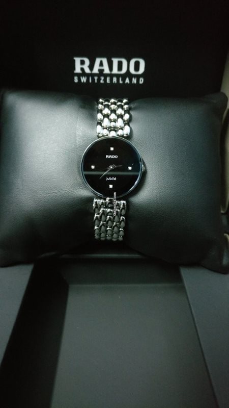 R-37444072 ראדו אחריות יבואן רשמי שעון לאישה מסדרת פלורנס לוח שחור מיני בשיבוץ 4 יהלומים 23 מ';';מ | 5 שנים אחריות | חנות שעוני ראדו בראשון לציון | Rado R48744723 Diamond Dial Watch For Women