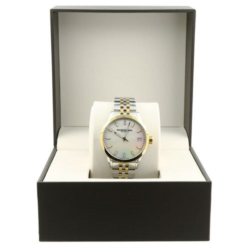 5634-STP-97021 שעון מושלם לנשים של ריימונד וויל שוויץ | לוח פנינה אינדקס זוהר בחשכה רצועה משולבת זהב | שנתיים אחריות יבואן רשמי | Raymond Weil Freelancer Two-Tone Swiss Quartz Watch 5634-STP-97021