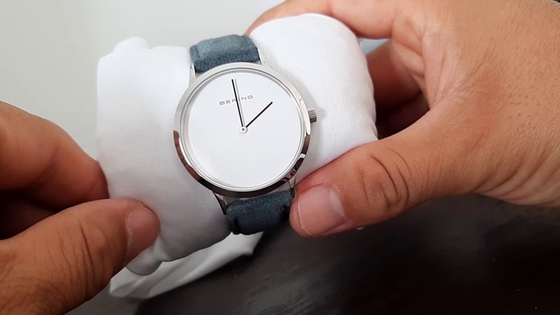 14937-204 שעון יד לנשים ברצועת גי';נס | שעוני אופנה מיוחדים במבצע | 3 שנים אחריות זכוכית ספיר קריסטל | לוח לבן חלק | Bering Ladies Watch Wristwatch - 14937-204 Leather