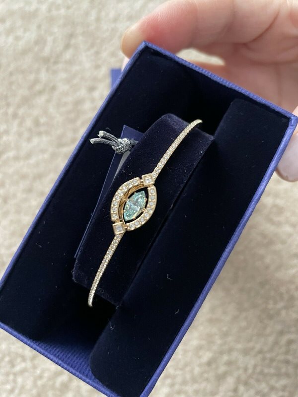 5497476 צמיד זהב סברובסקי לנשים חצי קשיח משובץ כולל אבן עין מרכזית | צמיד מושלם לאישה |Swarovski Sparkling Dance bangle, Green, Gold-tone plated