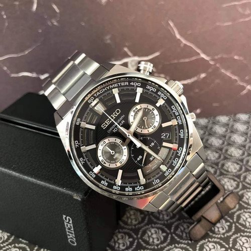 SSB397P1 שעון יד סייקו מסדרת נאו לגברים | שעון ספורטיבי כרונוגרף | לוח שחור מיוחד זוהר בחושך כולל תאריכון | שנתיים אחריות | Seiko Neo Sports Chronograph Black Dial Quartz SSB397