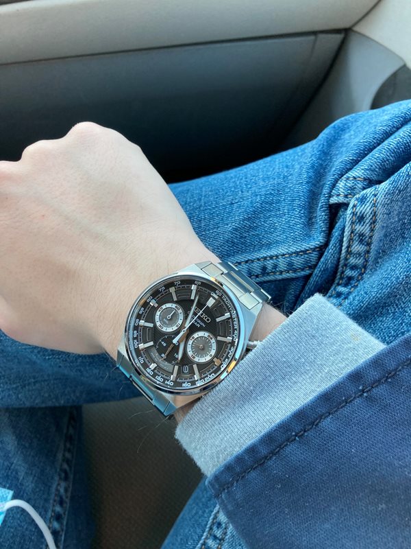 SSB397P1 שעון יד סייקו מסדרת נאו לגברים | שעון ספורטיבי כרונוגרף | לוח שחור מיוחד זוהר בחושך כולל תאריכון | שנתיים אחריות | Seiko Neo Sports Chronograph Black Dial Quartz SSB397