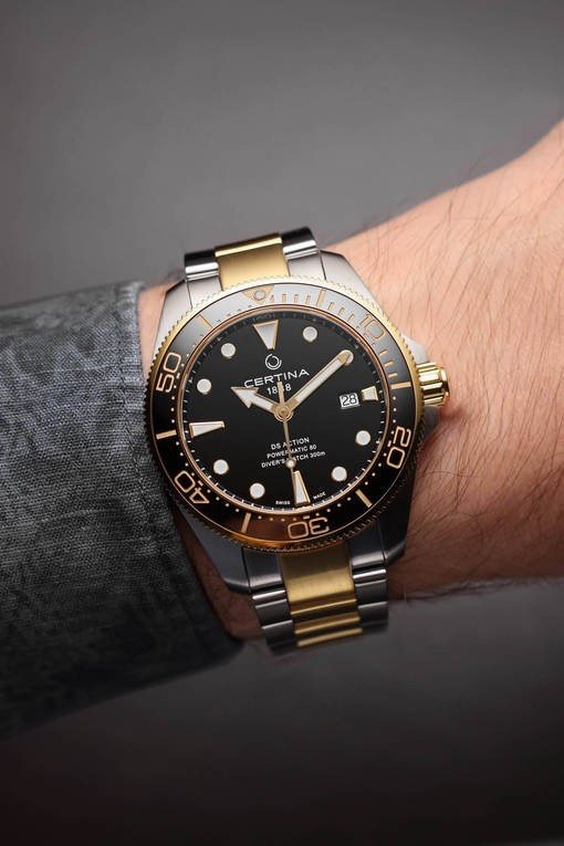 C032.607.22.051.00 שעון של סרטינה מקולקצייה החדשה | שעון יוקרתי לגבר משלוב זהב וכסף | לוח שחור באזל קרמי | 300 מטר | 5 שנים אחריות | C032.607.22.051.00| Watch Certina DS Action Diver 43mm