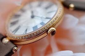 FC-200MPW2VD9 שעון יד מיוחד של פרדריק קונסטנט לאישה | דגם זהב 18K רוז גולד משובץ יהלומים בכל הבאזל | רצועת סאטן מיוחדת למראה קלאסי ואלגנטי מלאי מוגבל Classic Art Deco 18k Rose Gold Diamond Quartz