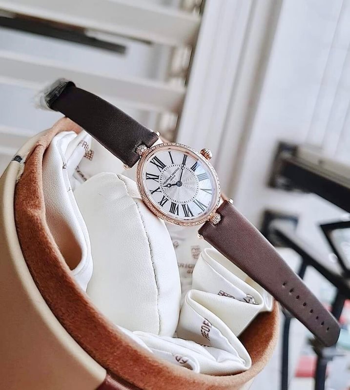 FC-200MPW2VD9 שעון יד מיוחד של פרדריק קונסטנט לאישה | דגם זהב 18K רוז גולד משובץ יהלומים בכל הבאזל | רצועת סאטן מיוחדת למראה קלאסי ואלגנטי מלאי מוגבל Classic Art Deco 18k Rose Gold Diamond Quartz