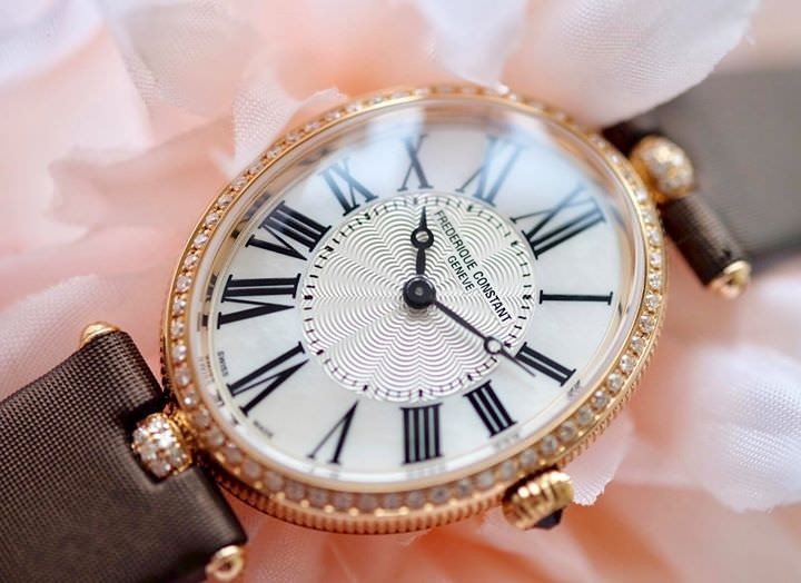 FC-200MPW2VD9 שעון יד מיוחד של פרדריק קונסטנט לאישה | דגם זהב 18K רוז גולד משובץ יהלומים בכל הבאזל | רצועת סאטן מיוחדת למראה קלאסי ואלגנטי מלאי מוגבל Classic Art Deco 18k Rose Gold Diamond Quartz