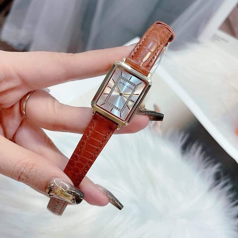 AK-3820GPHY שעון יד מלבני של אן קליין לנשים | שעון זהב ברצועת עור חומה קלאסית | שנתיים אחריות | Anne Klein Women';s Glitter Accented Croco-Grain Strap AK-3820GPHY