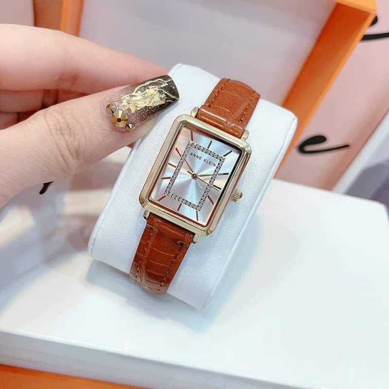 AK-3820GPHY שעון יד מלבני של אן קליין לנשים | שעון זהב ברצועת עור חומה קלאסית | שנתיים אחריות | Anne Klein Women';s Glitter Accented Croco-Grain Strap AK-3820GPHY