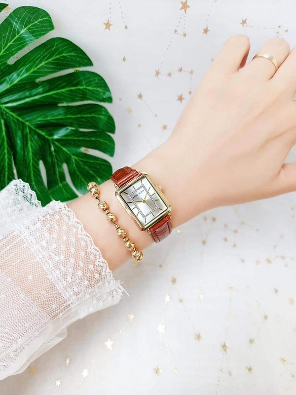 AK-3820GPHY שעון יד מלבני של אן קליין לנשים | שעון זהב ברצועת עור חומה קלאסית | שנתיים אחריות | Anne Klein Women';s Glitter Accented Croco-Grain Strap AK-3820GPHY