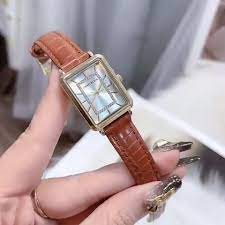 AK-3820GPHY שעון יד מלבני של אן קליין לנשים | שעון זהב ברצועת עור חומה קלאסית | שנתיים אחריות | Anne Klein Women';s Glitter Accented Croco-Grain Strap AK-3820GPHY