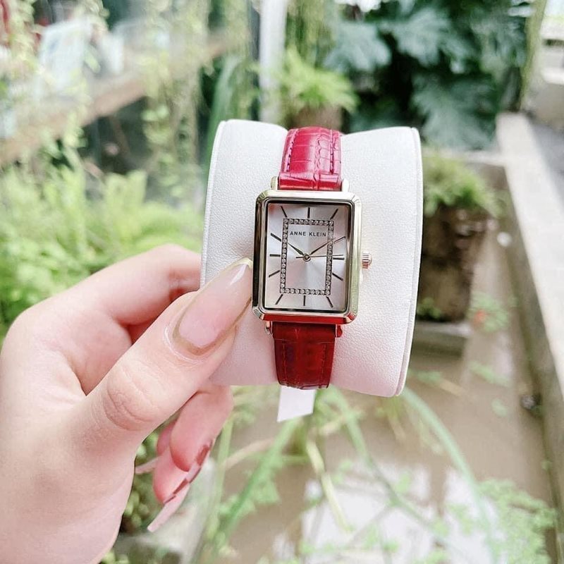 AK-3820GPRD שעון אן קליין אופנתי מיוחד לאישה | דגם מלבני מיוחד ברצועת עור אדומה | לוח זרקונים | חנות שעוני אופנה בראשון לציון | Anne Klein Dress Watch AK/3820GPRD
