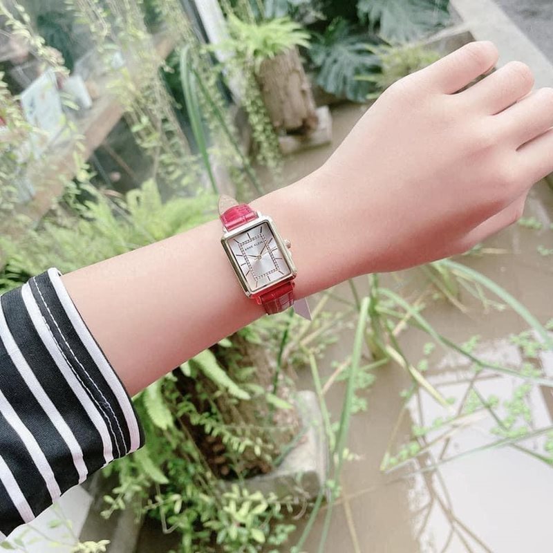 AK-3820GPRD שעון אן קליין אופנתי מיוחד לאישה | דגם מלבני מיוחד ברצועת עור אדומה | לוח זרקונים | חנות שעוני אופנה בראשון לציון | Anne Klein Dress Watch AK/3820GPRD