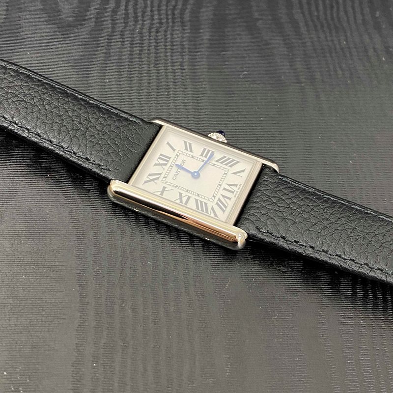 WSTA0041 שעון קרטייה טנק מלבני לנשים | שיא האופנה בשעון אחד | לוח לבן רומי ברצועת עור | אחריות בין לאומית | מלאי מוגבל | Cartier Tank Must, Large model, quartz movement, steel