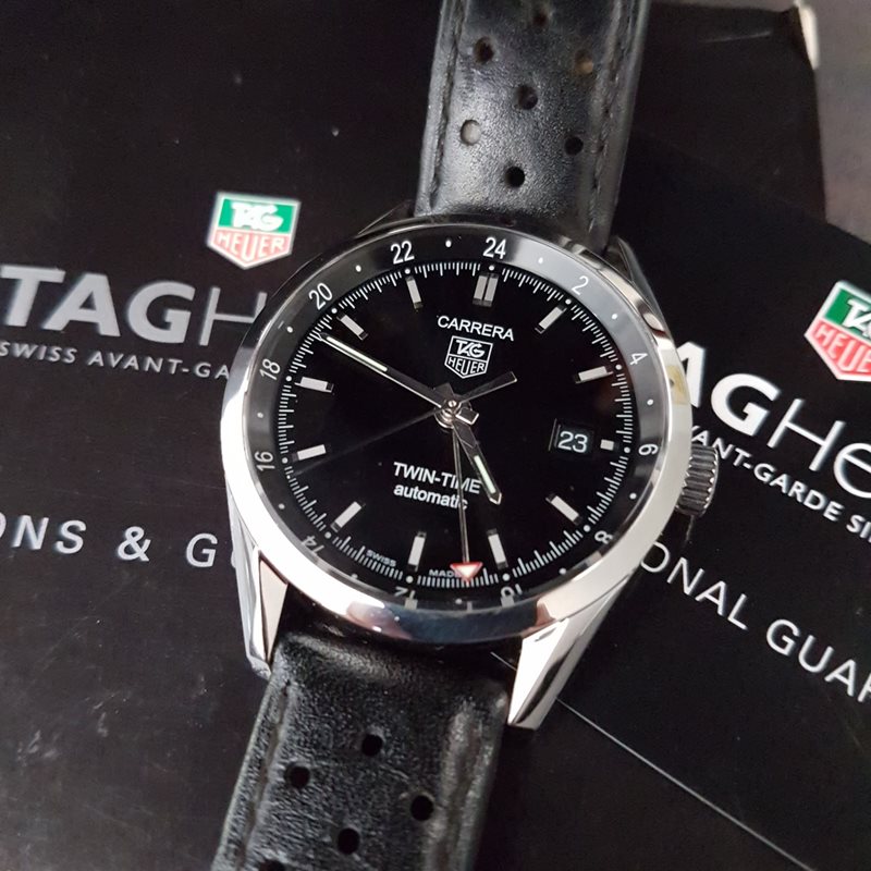 WV2115.FC6180 שעון יד טאג הויאר קררה טווין טיים מיוחד לגברים | שעון יד 2 במצב מעולה כולל שנה אחריות | מנגנון אוטומטי קליבר 7 המוצלח | 2 שעוני זמן | שעוני יוקרה יד שנייה TAG Heuer Men';s WV2115.FC6180