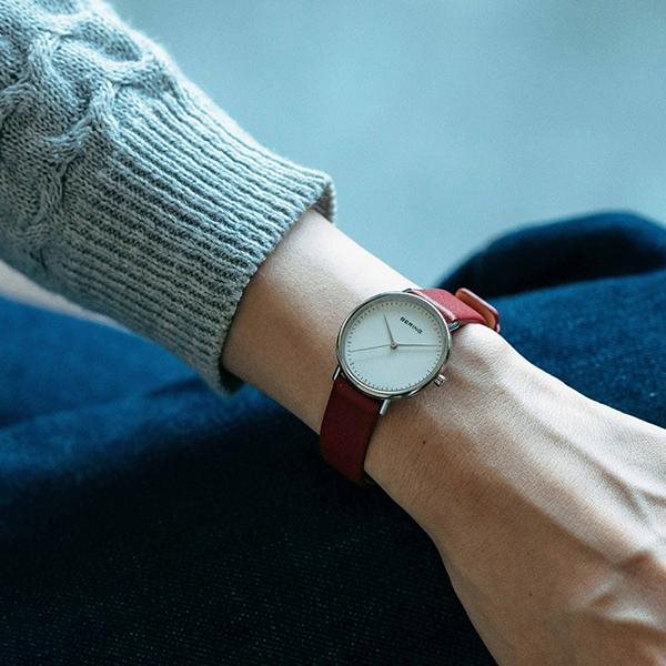 15729-604 שעון ברינג מהדגמים החדשים | דגם ברצועת רשת כולל רצועת עור נוספת | זכוכית ספיר | לוח לבן | 3 שנים אחריות | Bering 15729-604 ladies Ultra Slim 29mm 3ATM