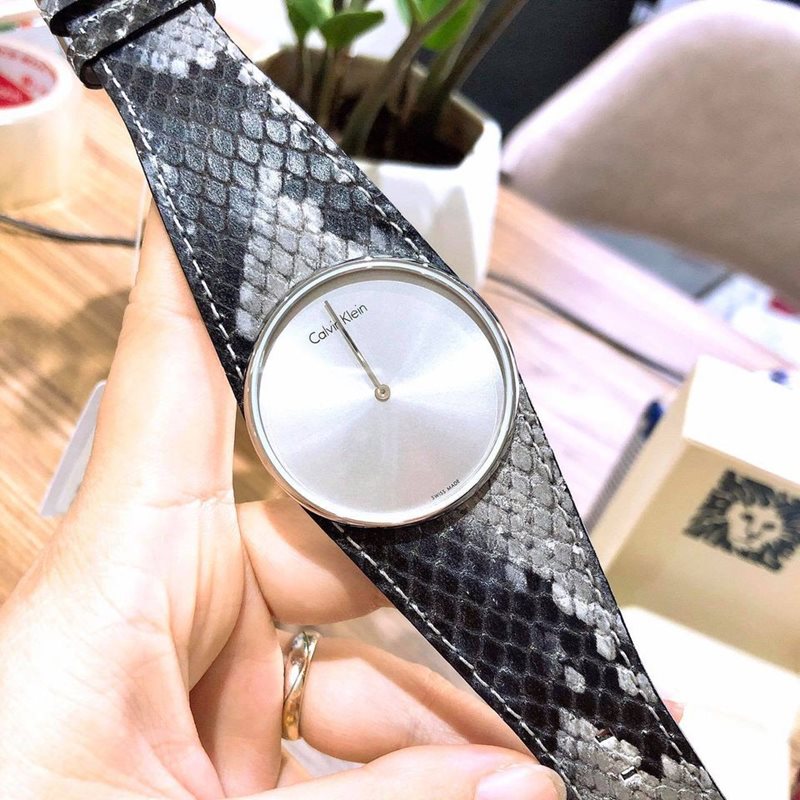 K5V231Q4 שעון קלווין קליין לנשים אלגנטי שעון בדמוי עור נחש | שעונים שווצריים עם רצועת עור לאישה Women';s Calvin Klein ck Spellbound Leather Strap Watch K5V231Q4
