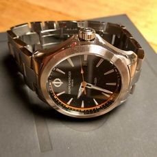 10412 שעון יוקרה של באום מרסייה לגברים | דגם בלוח שחור וכתום | מחוגים ואינדקס זוהרים בחושך | כולל שנתיים אחריות | מלאי מוגבל | Baume & Mercier Clifton Club Quartz Black Dial Stainless Steel 10412