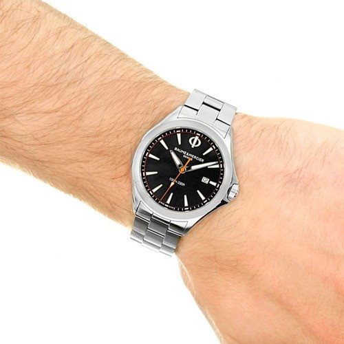 10412 שעון יוקרה של באום מרסייה לגברים | דגם בלוח שחור וכתום | מחוגים ואינדקס זוהרים בחושך | כולל שנתיים אחריות | מלאי מוגבל | Baume & Mercier Clifton Club Quartz Black Dial Stainless Steel 10412