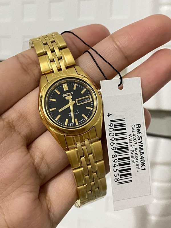 SYMA40K שעון סייקו 5 לנשים | דגם קלאסי אוטומטי בלוח שחור | תאריכון כפול כולל ימים | שעון מיני ברצועת זהב | שנתיים אחריות | Seiko 5 Classic Ladies Size Black Dial Gold Plated SYMA40K1