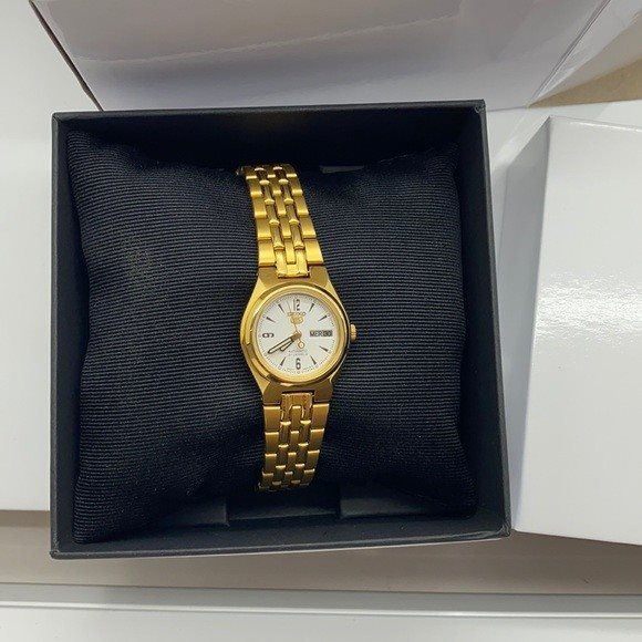 SYMA22K1 סייקו 5 מיני לאישה | דגם אוטומטי בלוח לבן מחוגים זוהרים בחשכה | תאריכון כפול | שנתיים אחריות | SEIKO 5 SYMA22K1 Automatic Gold Stainless Steel Watch