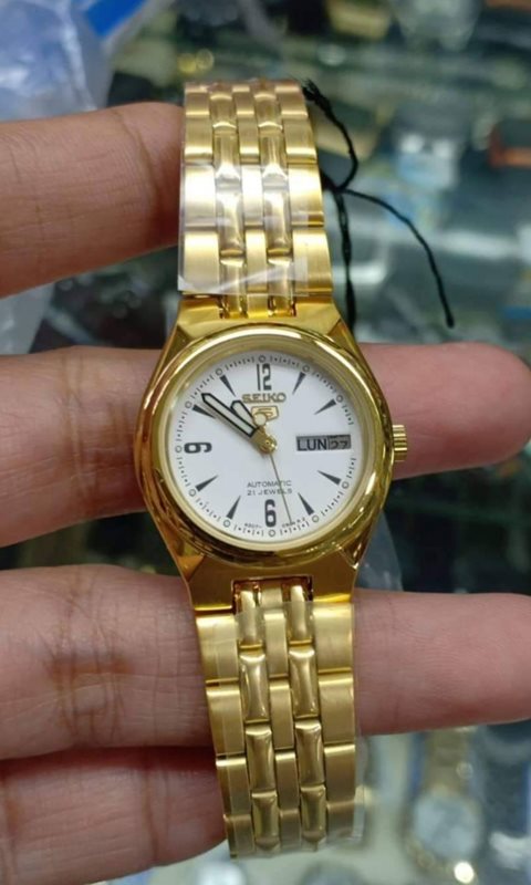 SYMA22K1 סייקו 5 מיני לאישה | דגם אוטומטי בלוח לבן מחוגים זוהרים בחשכה | תאריכון כפול | שנתיים אחריות | SEIKO 5 SYMA22K1 Automatic Gold Stainless Steel Watch