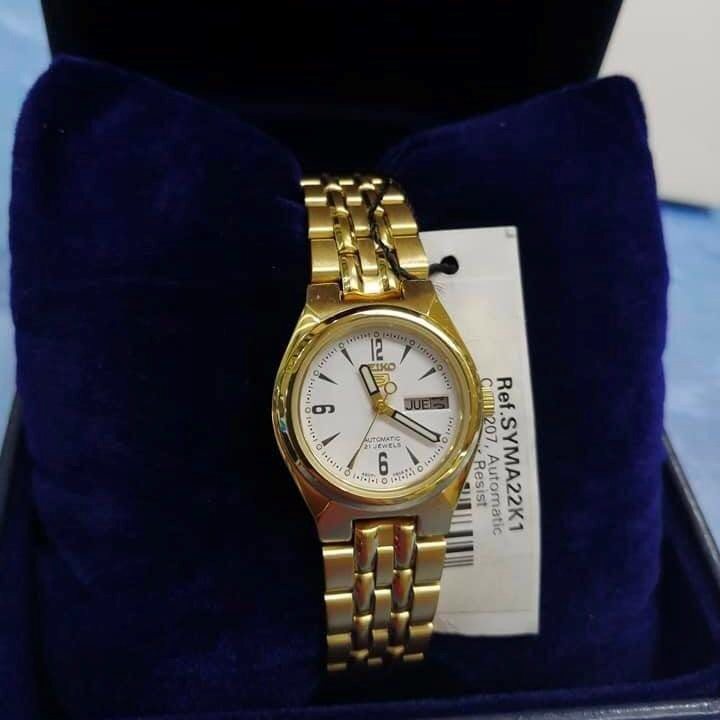 SYMA22K1 סייקו 5 מיני לאישה | דגם אוטומטי בלוח לבן מחוגים זוהרים בחשכה | תאריכון כפול | שנתיים אחריות | SEIKO 5 SYMA22K1 Automatic Gold Stainless Steel Watch