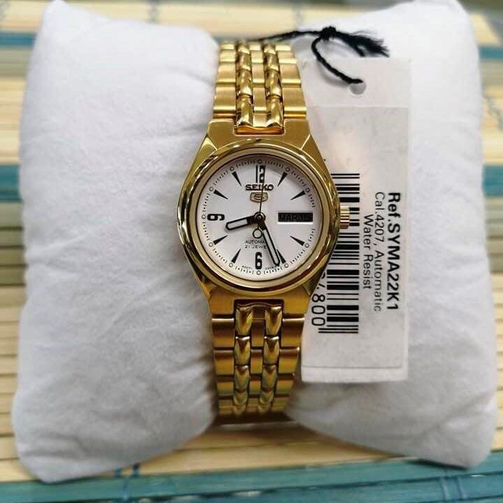 SYMA22K1 סייקו 5 מיני לאישה | דגם אוטומטי בלוח לבן מחוגים זוהרים בחשכה | תאריכון כפול | שנתיים אחריות | SEIKO 5 SYMA22K1 Automatic Gold Stainless Steel Watch